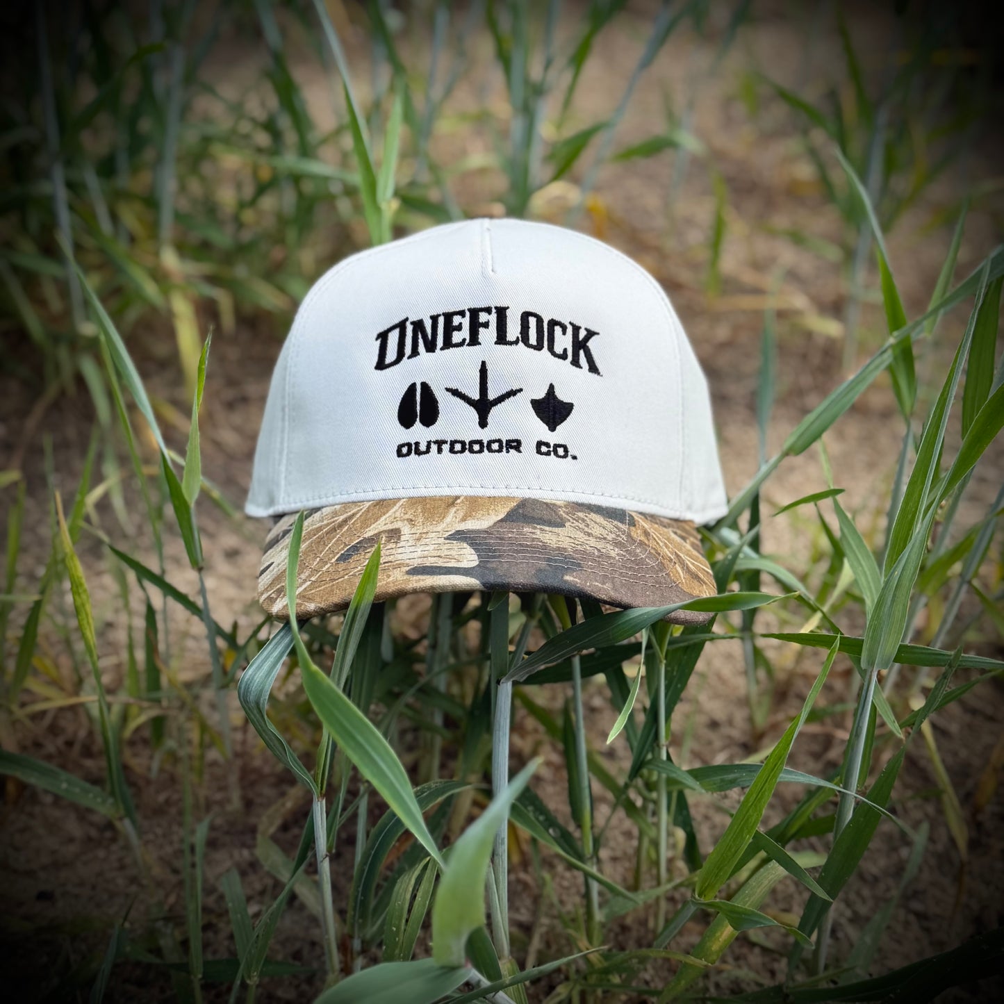 SIGNATURE TWO TONED BASEBALL CAP - IVORY CROWN/REALTREE BRIM